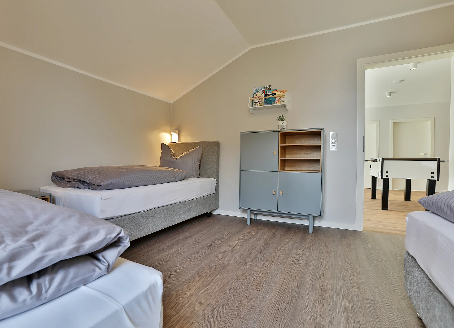 Schlafzimmer mit offenem Schrank und Blick zum Kicker