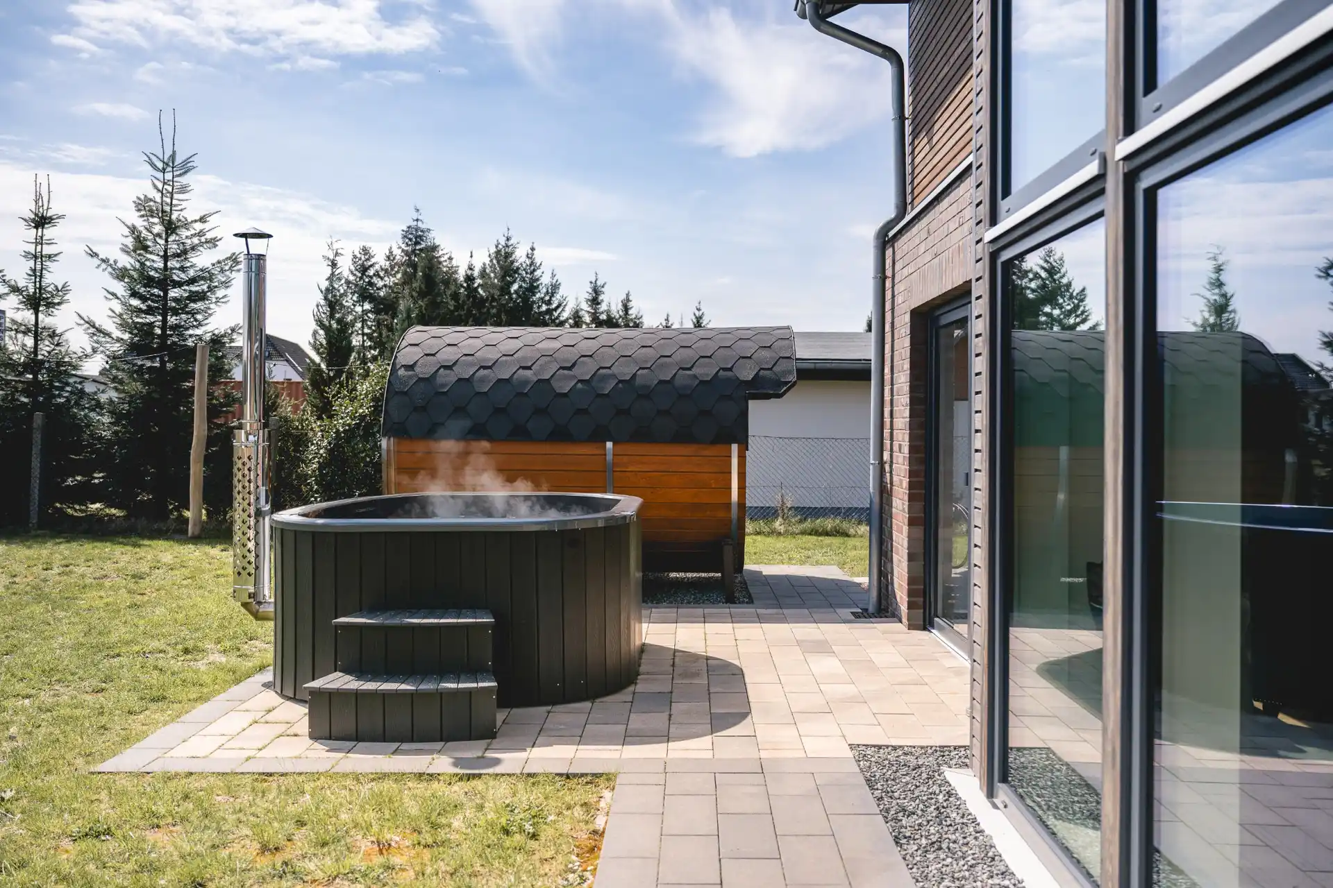 Hot Tub auf der Terrasse neben der Fasssauna