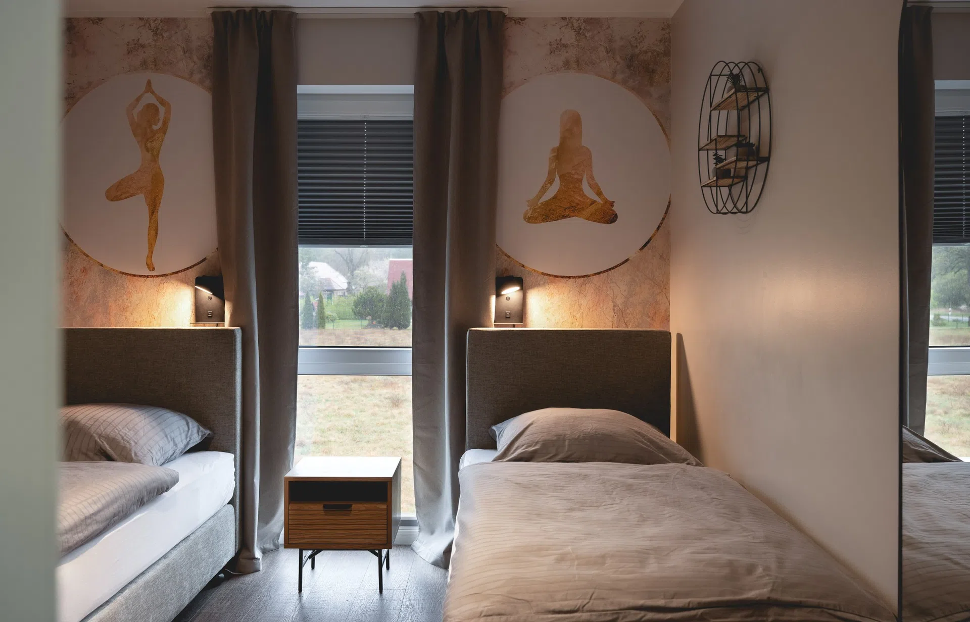 Zwei Betten mit Yoga-Motiven an der Wand
