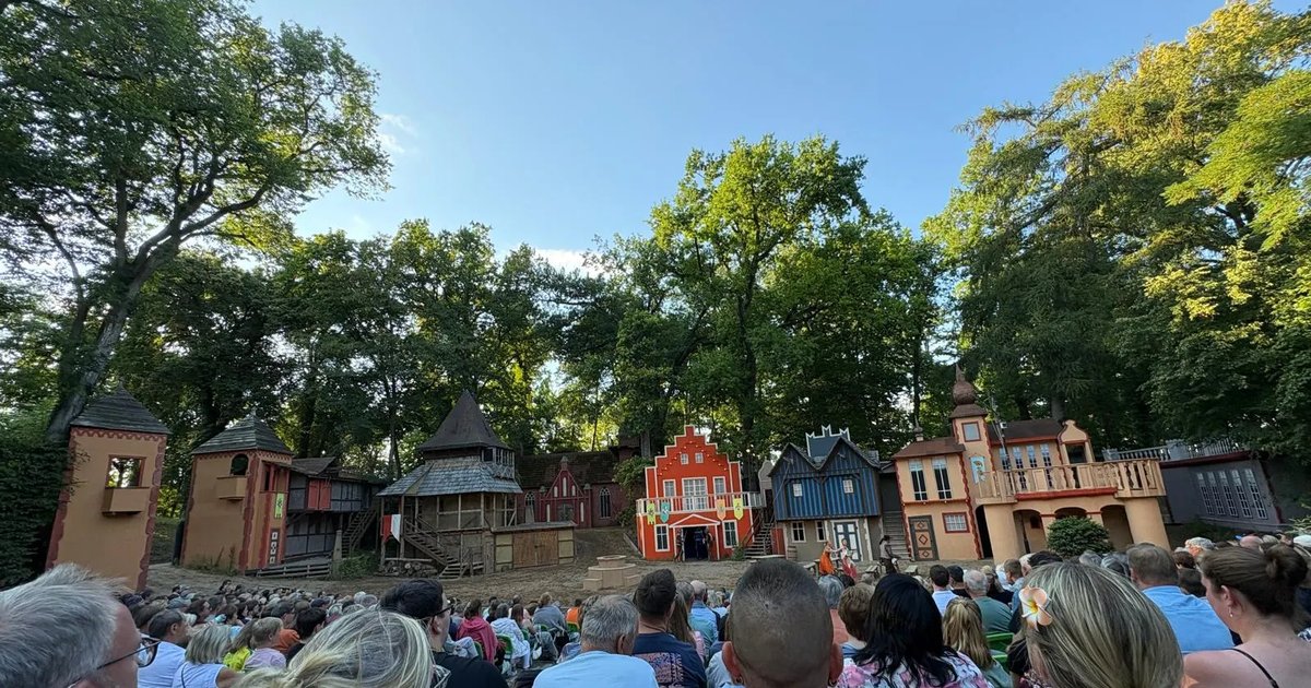 Publikum blickt bei Sonnenuntergang auf die Bühne der Müritz-Saga im Bürgerpark Mühlenberg