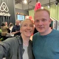 Denise und Thorben lächelnd auf einer Airbnb-Messe
