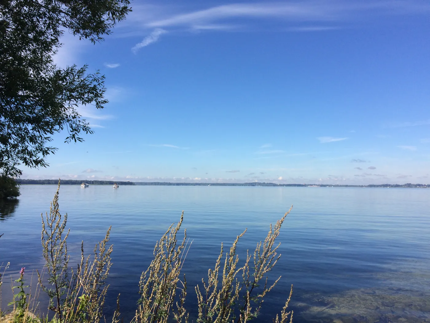 Weiter Blick über die Mecklenburgische Seenplatte mit Booten auf dem Wasser