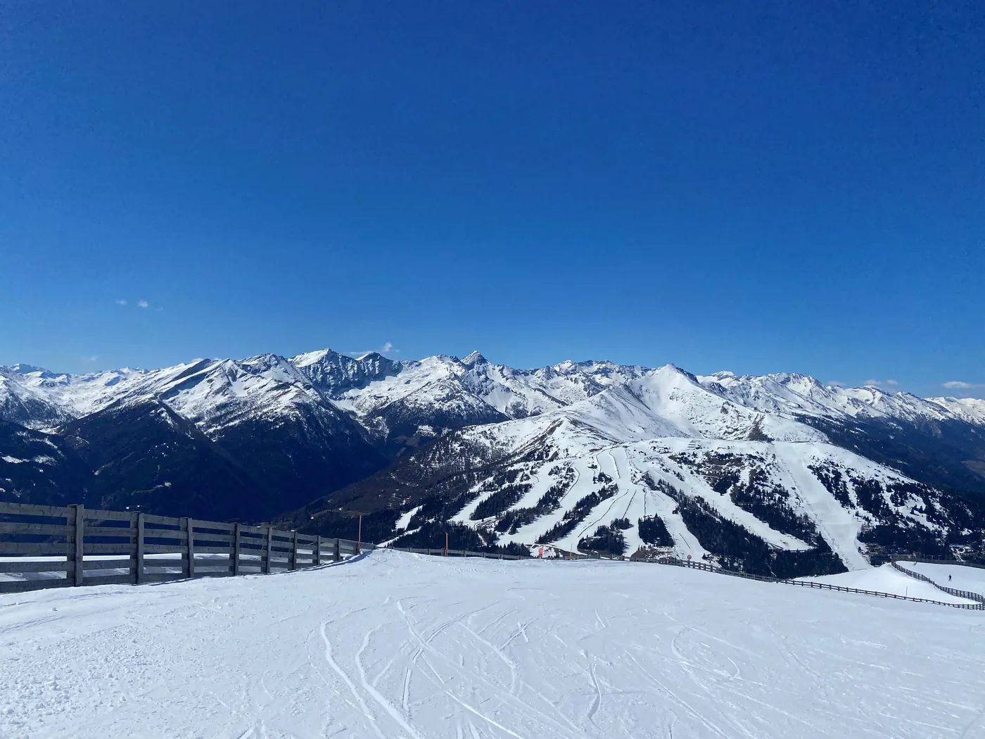 Verschneite Berglandschaft mit Skipisten am Katschberg