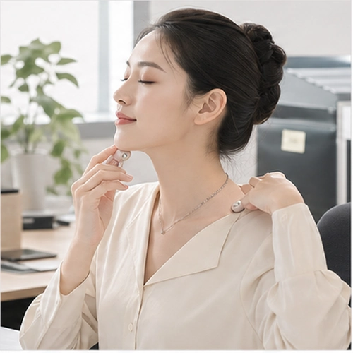 The detached roller module pressed along the neck and shoulders