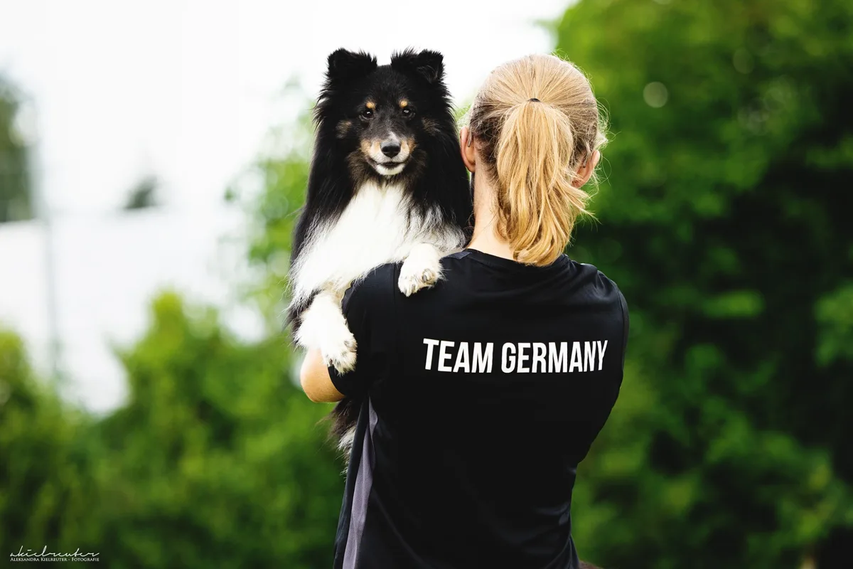 Anna trägt Take auf der Schulter, im Team-Germany-Shirt