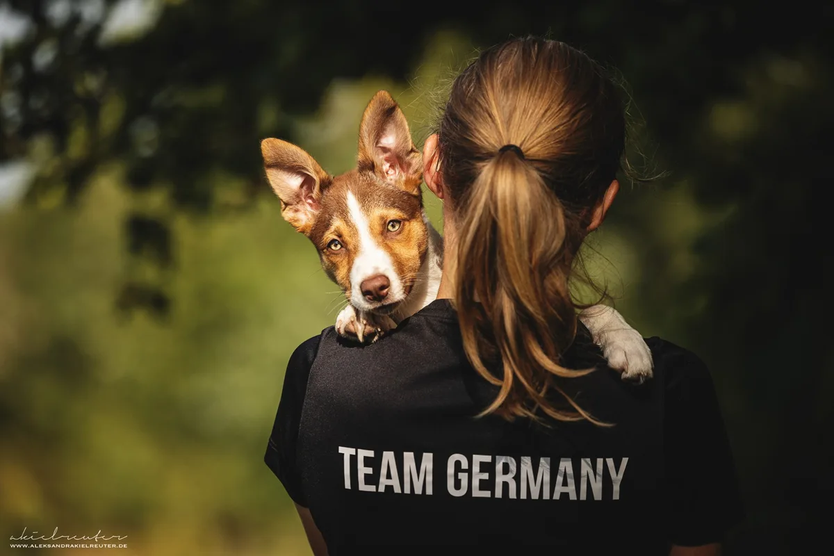 Anna trägt Fuze auf der Schulter, im Team-Germany-Shirt