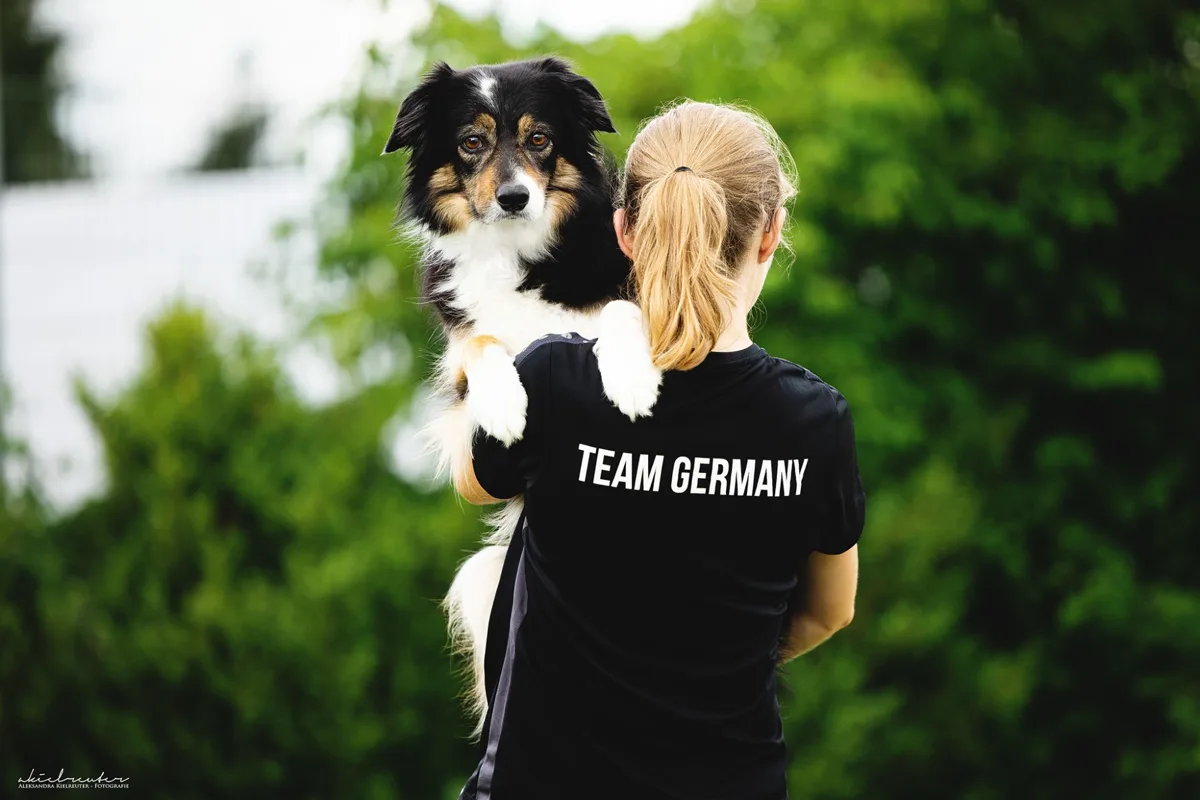 Anna trägt May auf der Schulter, im Team-Germany-Shirt