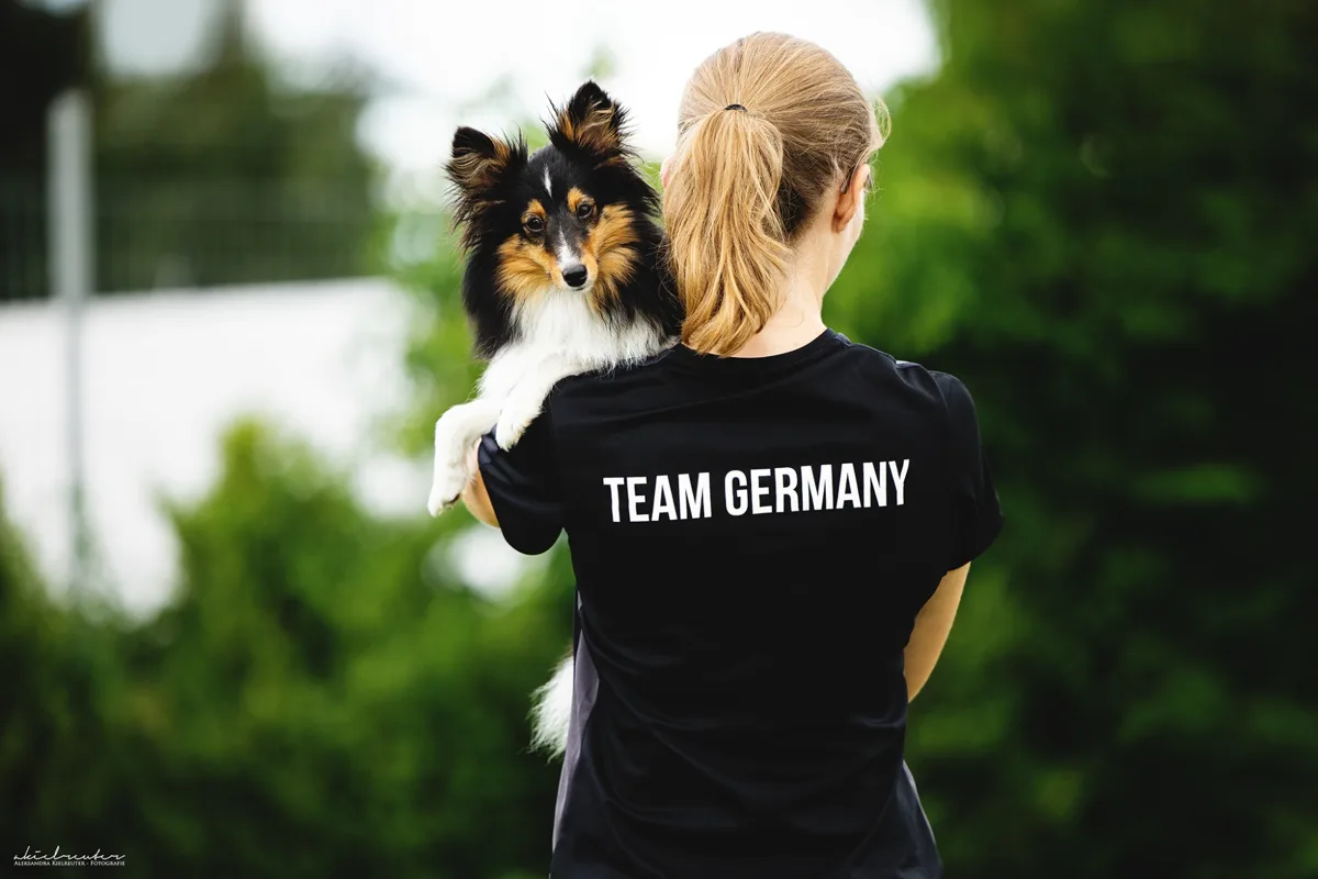 Anna trägt Move auf der Schulter, im Team-Germany-Shirt