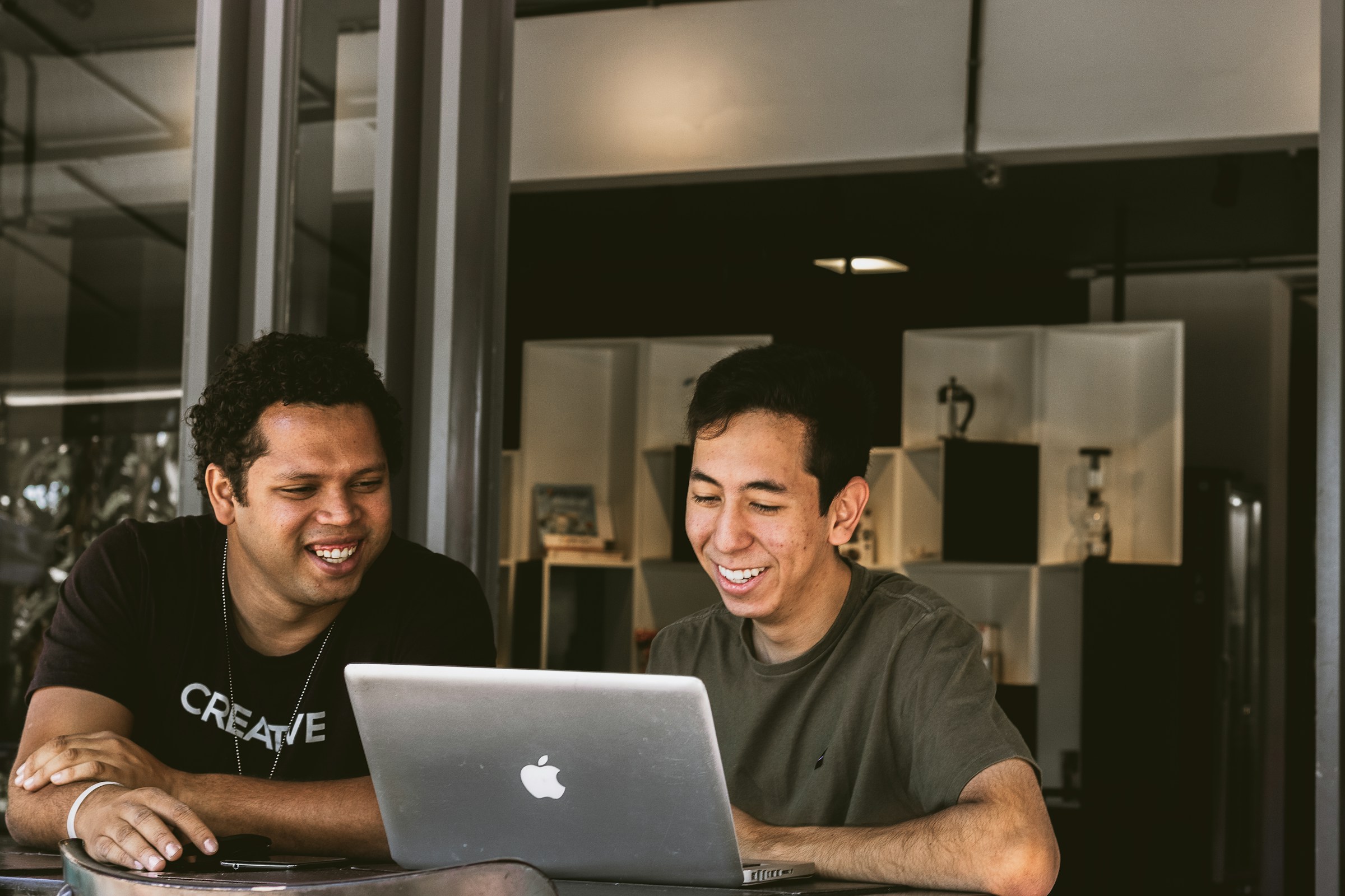 Twee ondernemers werken samen achter een laptop