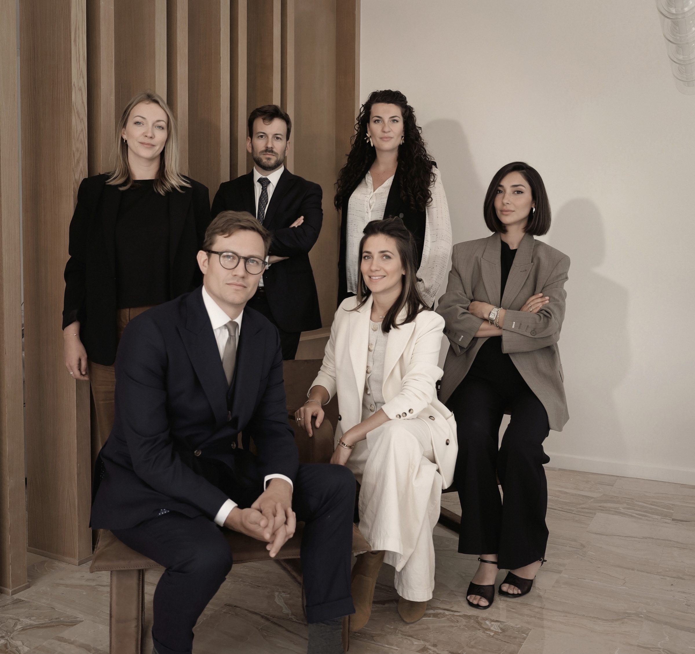Les six associés de Platine réunis au cabinet, rue de Ponthieu.