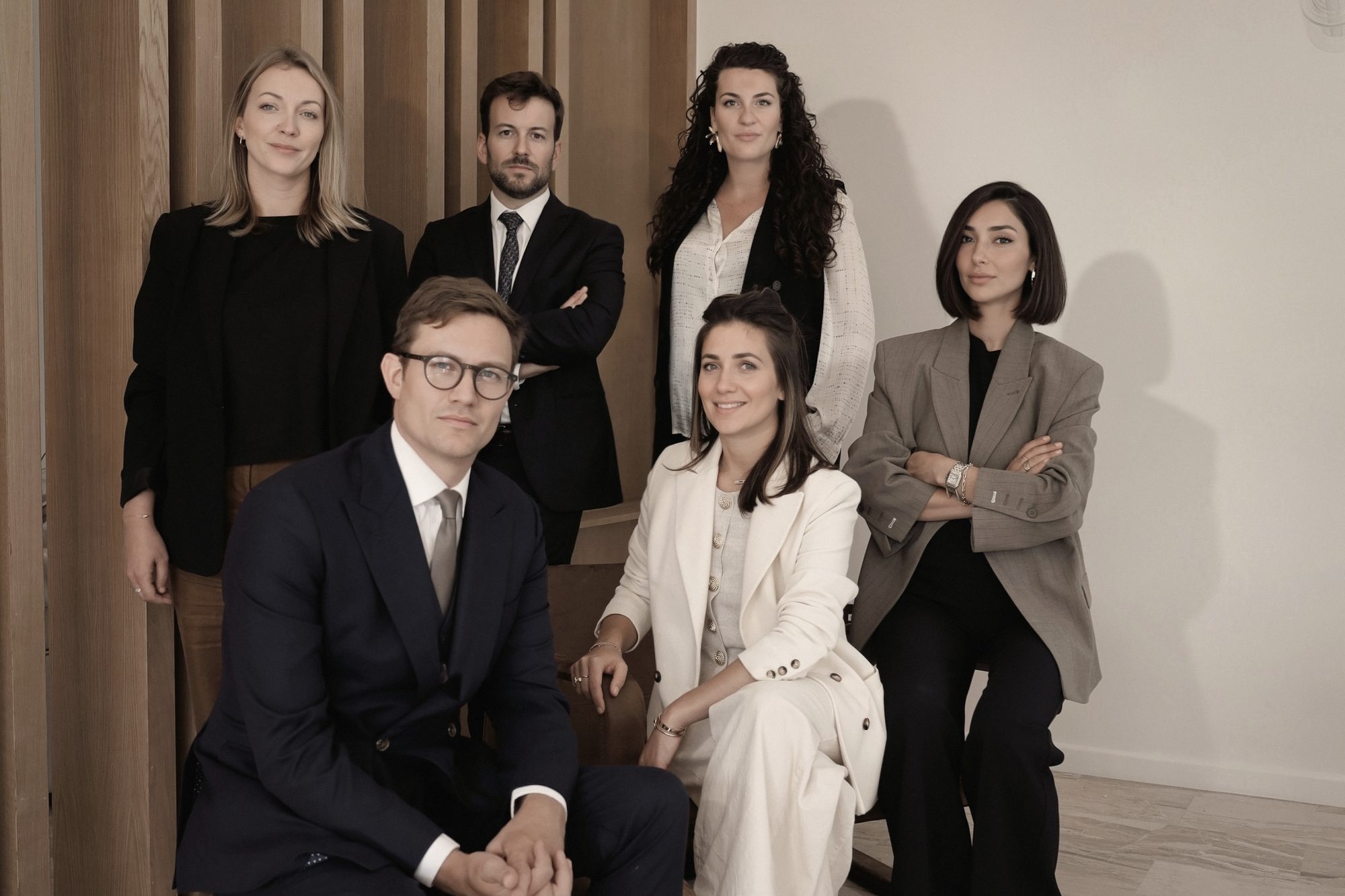 Les six associés de Platine réunis au cabinet, rue de Ponthieu.