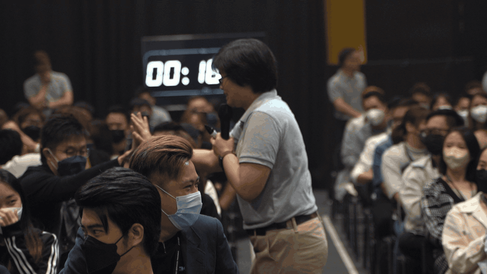 讲者走入观众席，与活动参与者交流互动