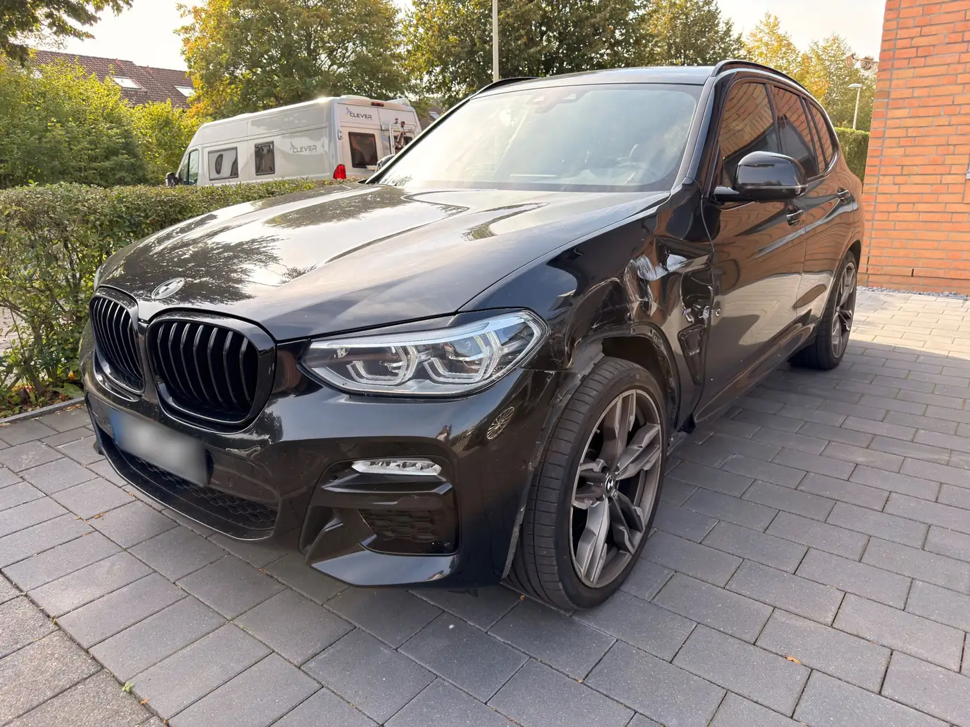 BMW X3 mit Seitenschaden am Kotflügel – Fahrwerksschaden-Gutachten in Kiel