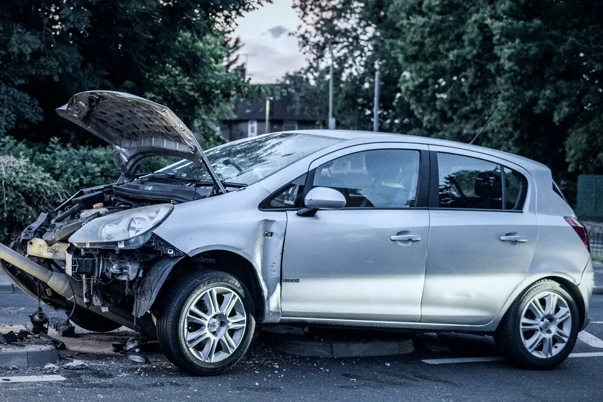 Verunfalltes Fahrzeug mit Frontschaden und geöffneter Motorhaube zur Schadenaufnahme für ein Unfallgutachten in Kiel