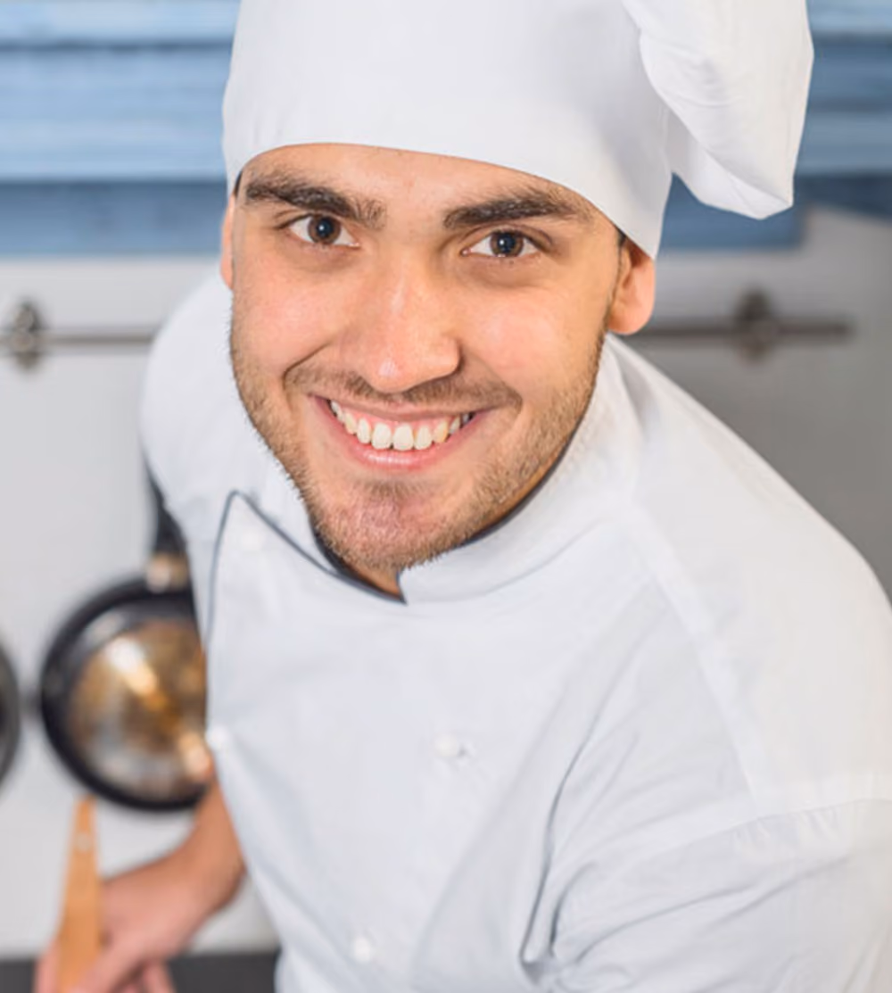 Cocinero sujetando una sartén