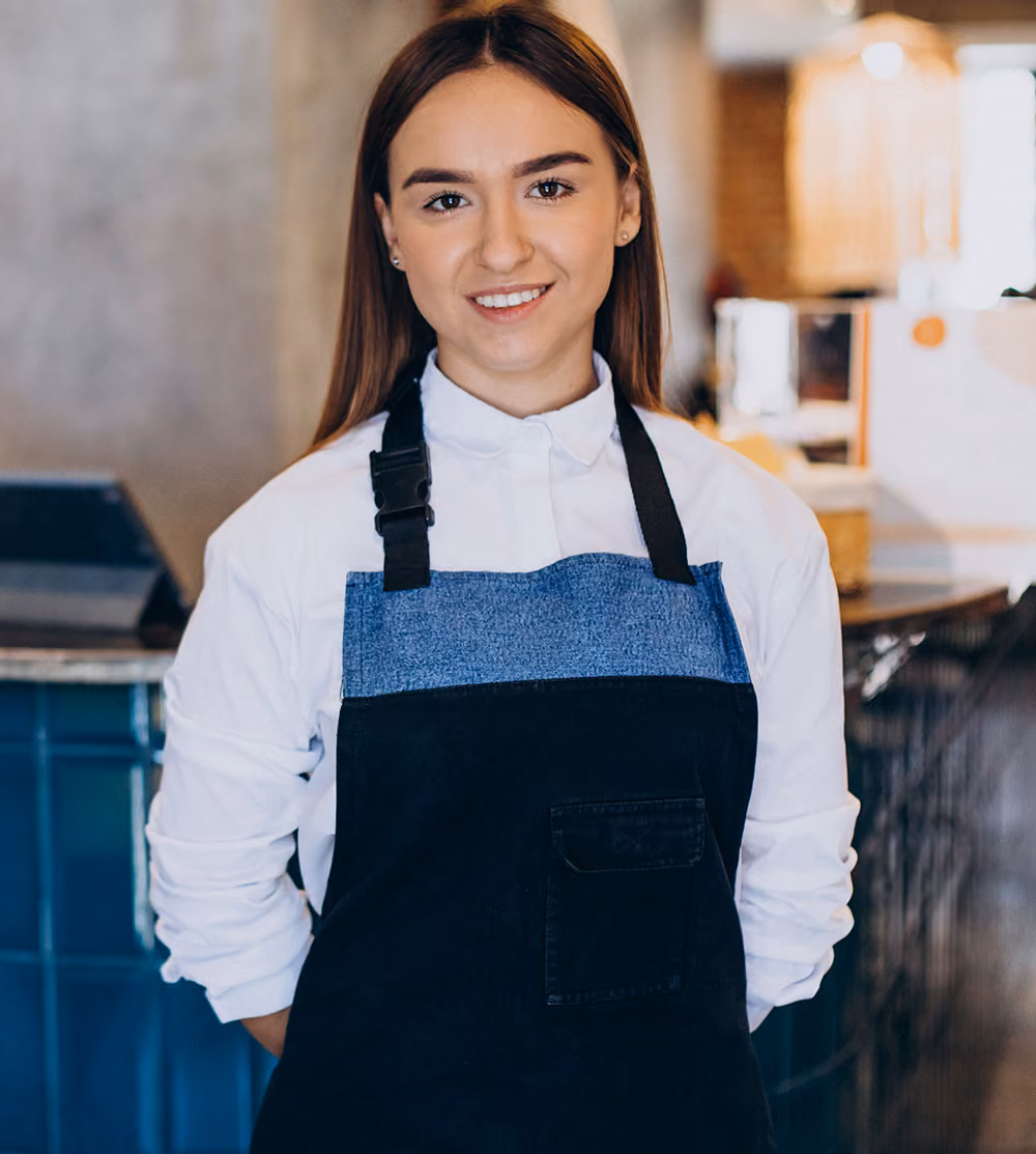 Barista con delantal azul