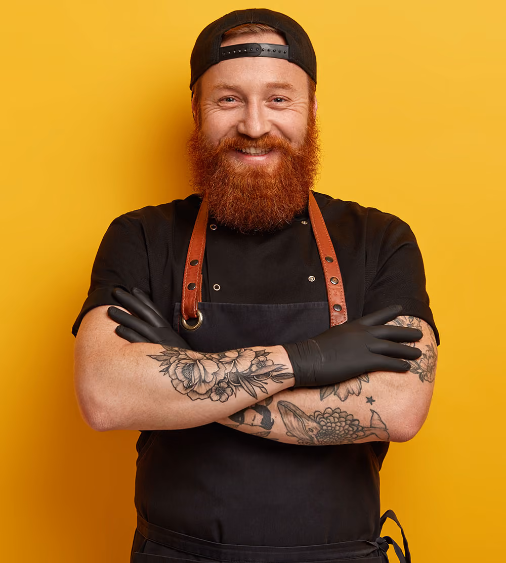 Cocinero con delantal y brazos cruzados