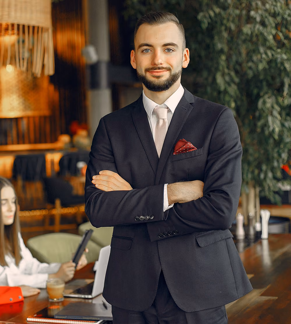 Maître con traje en un restaurante