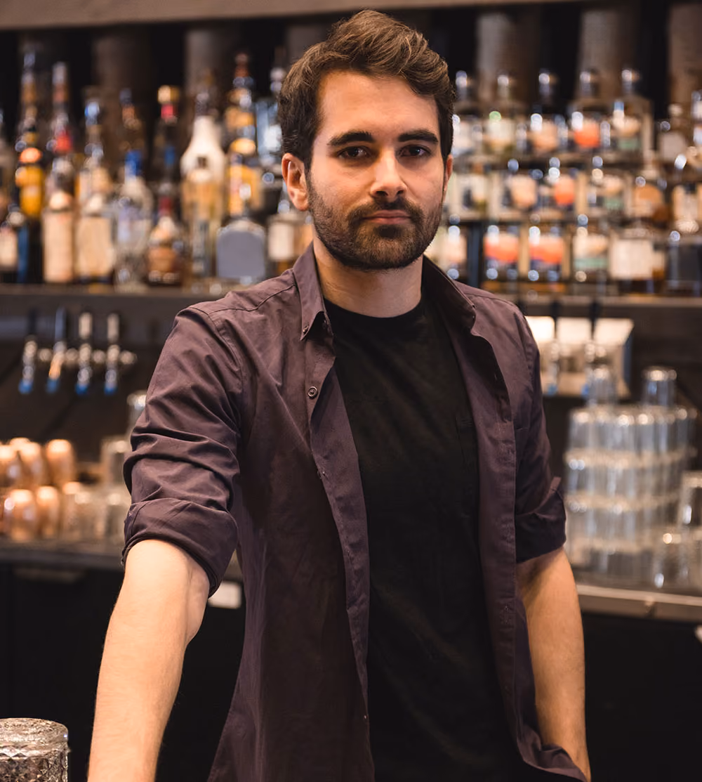 Barman detrás de la barra