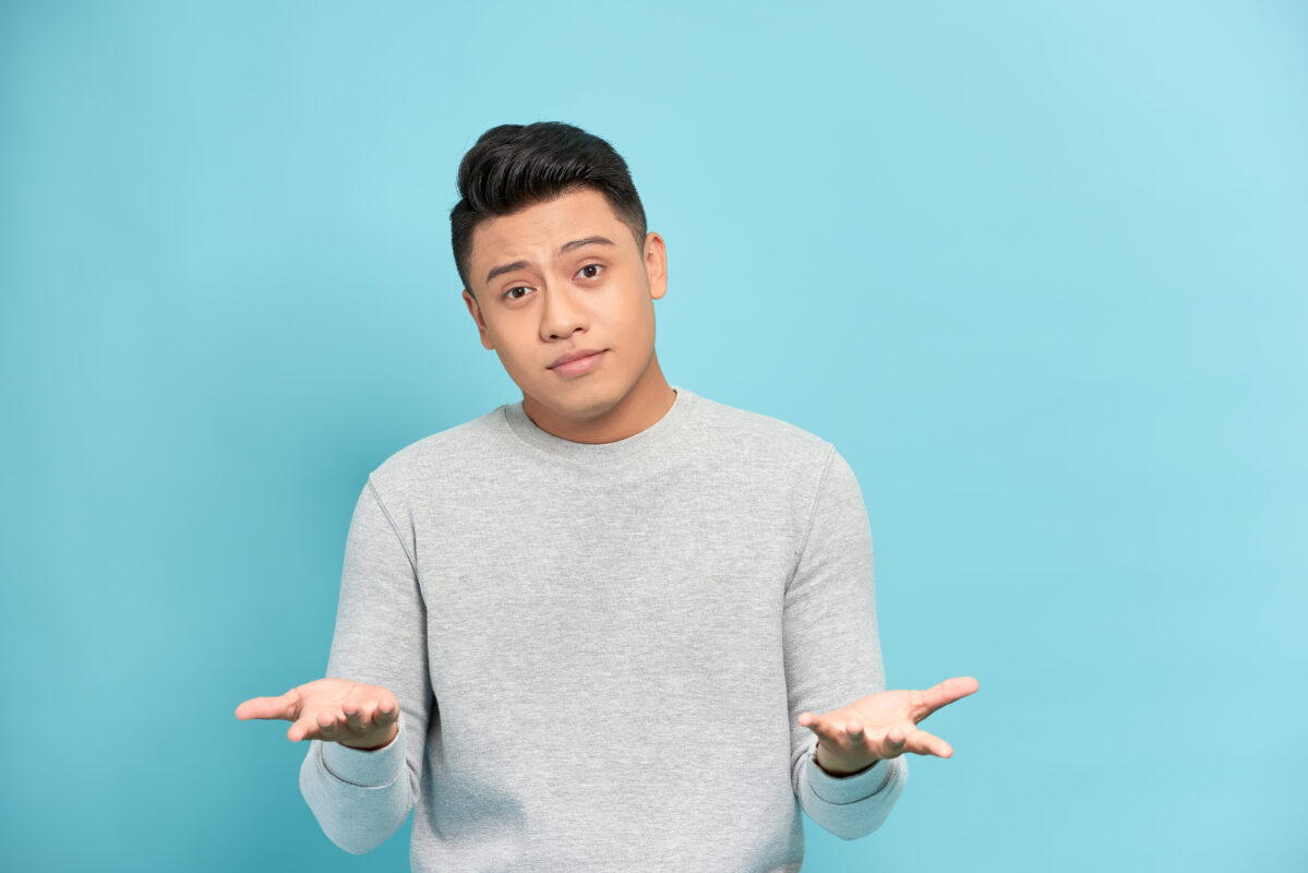 男人摊开双手面向前面露出不解的表情，传达着为什么是我的疑惑