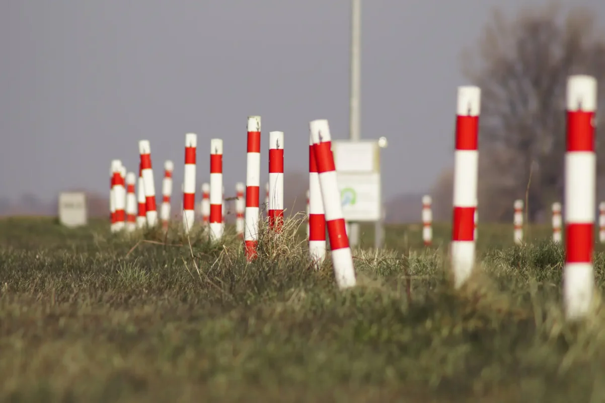 被路障阻隔的道路预示着被自我设限扼杀看成长的人的处境