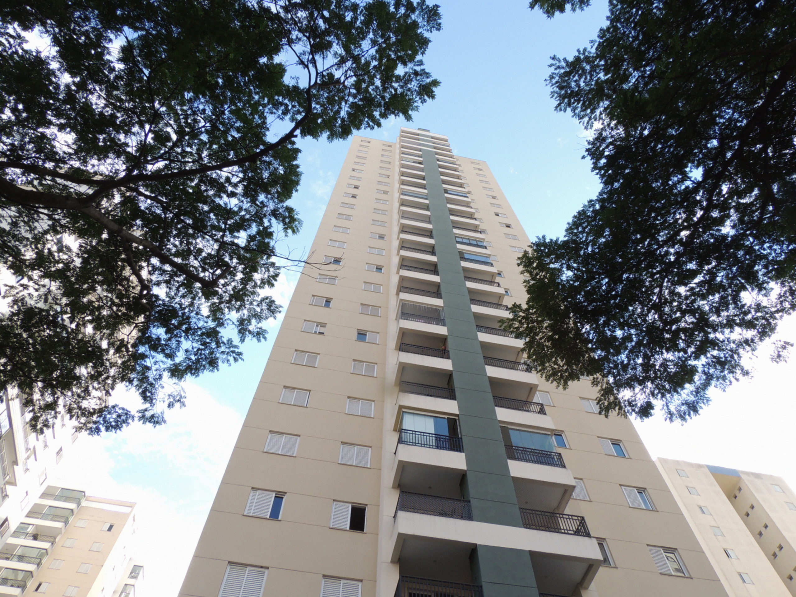 Fachada do Greenvalley com a faixa verde vertical entre as varandas, empreendimento da Cordoba no Jardim Aquarius, São José dos Campos