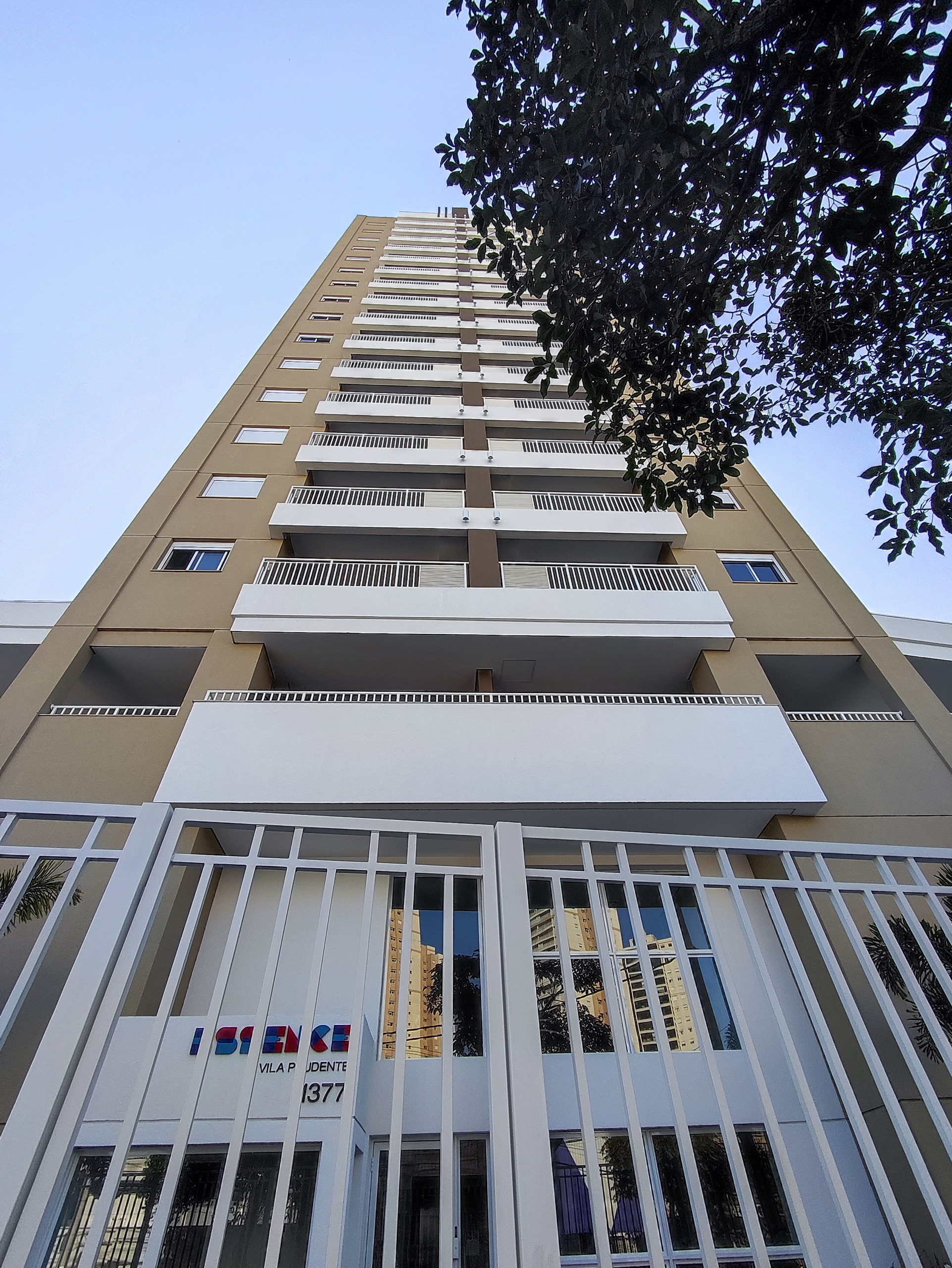 Portaria e fachada do Essence, com o letreiro Essence Vila Prudente 1377, empreendimento da Cordoba na Vila Prudente, São Paulo