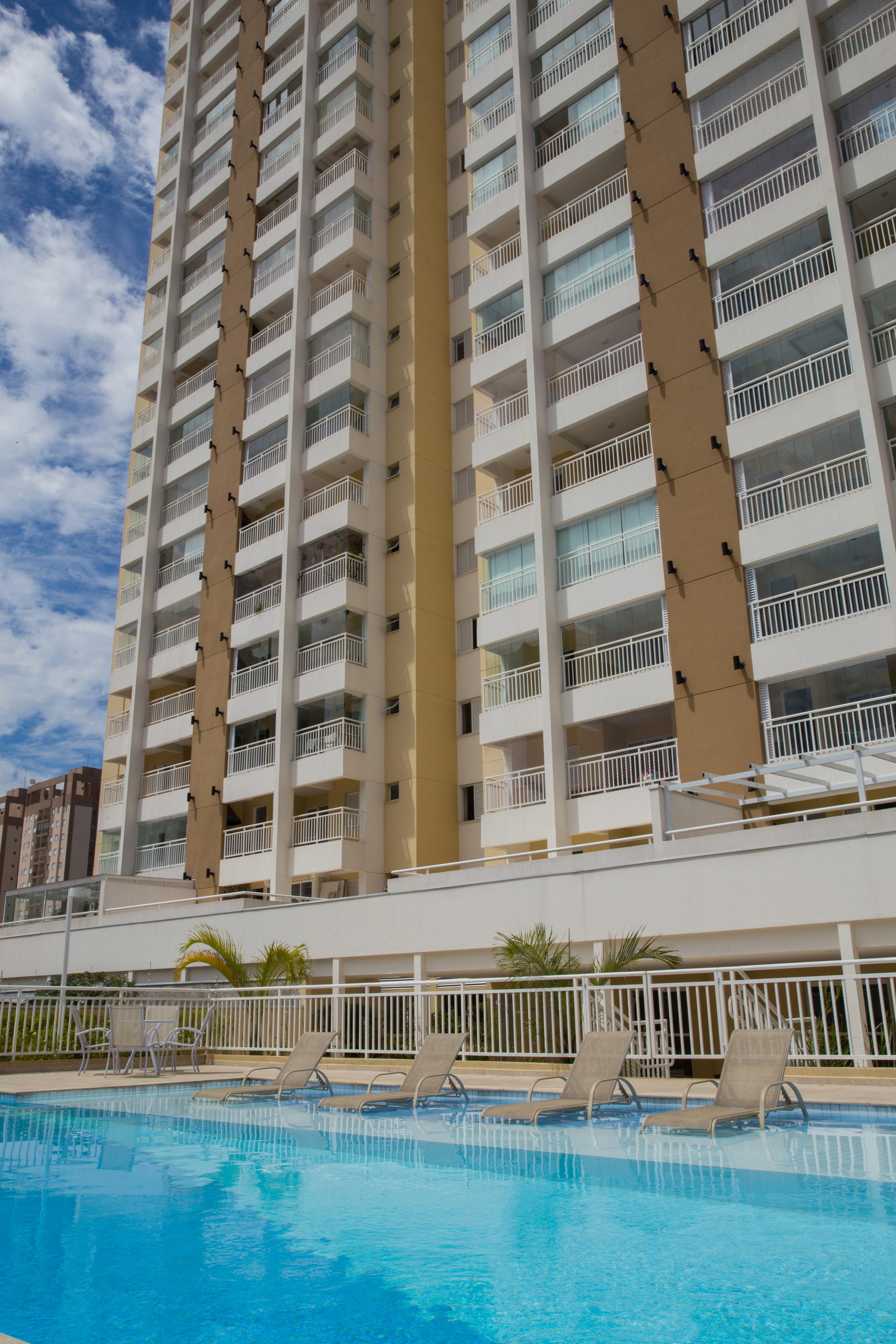 Fachada do Unique com a piscina em primeiro plano, empreendimento da Cordoba na Vila Prudente, São Paulo