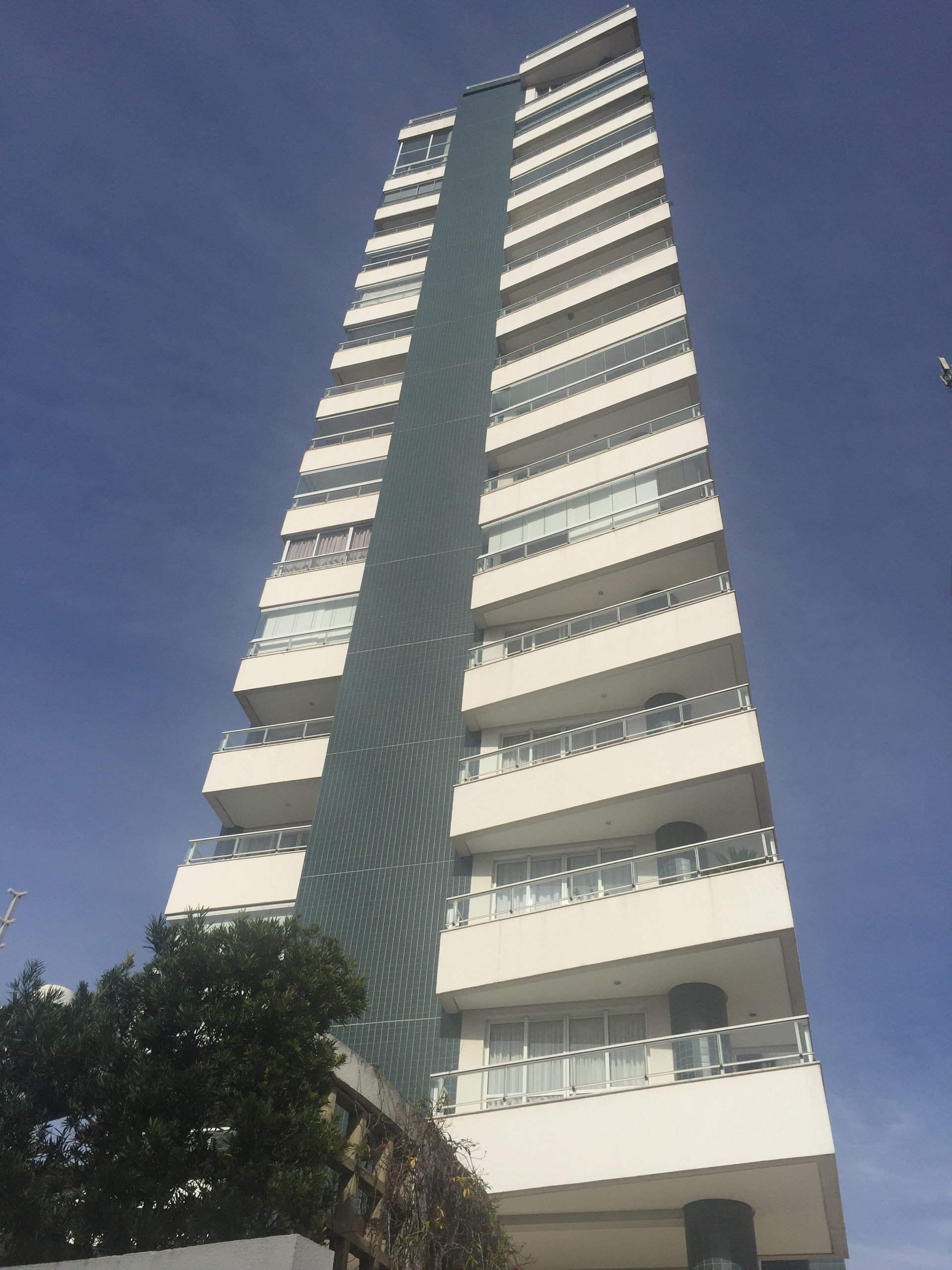 Fachada do Le Grand Parc, torre com varandas curvas em vidro, empreendimento da Cordoba na Vila Mariana, São Paulo