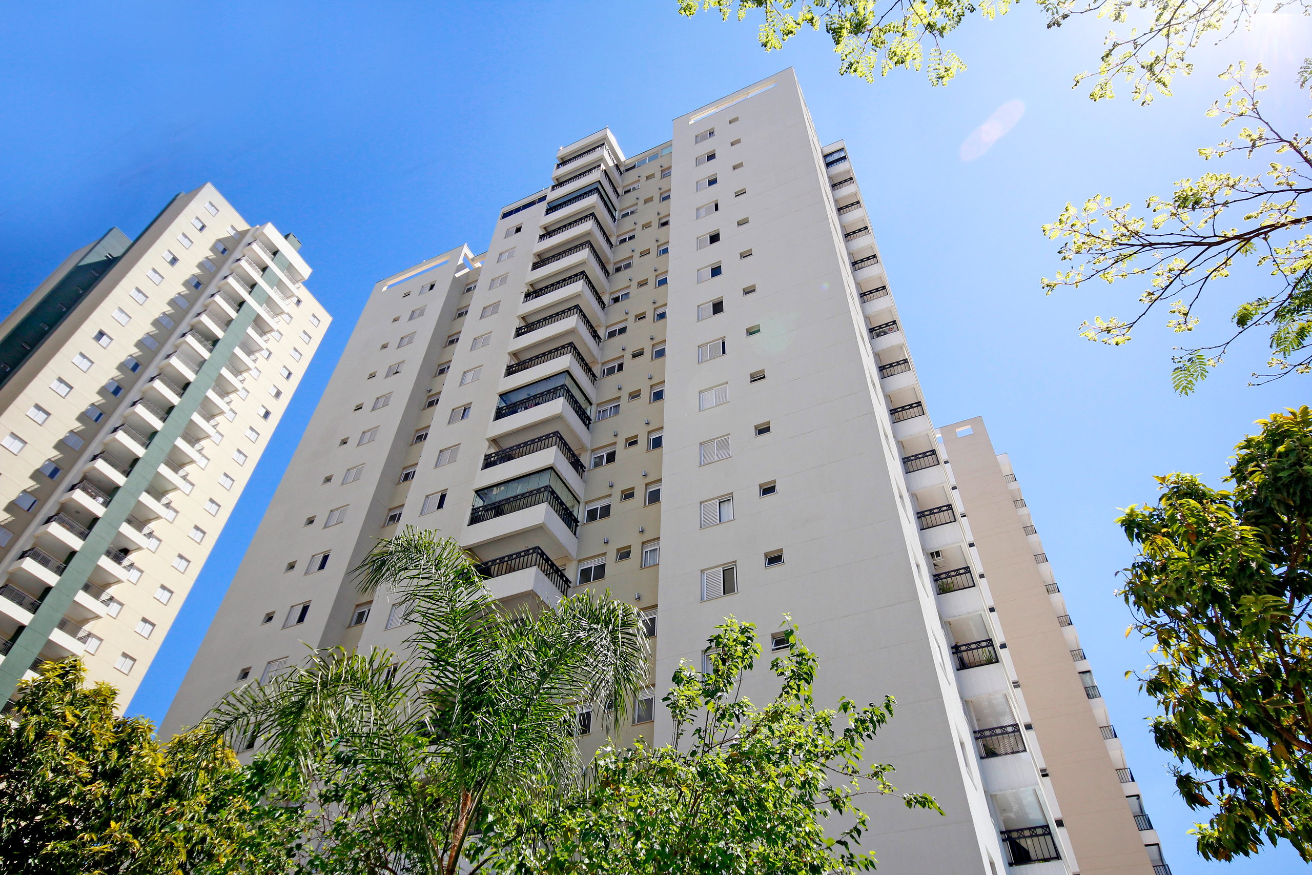Fachada do Belle Air vista da rua, com árvores em primeiro plano, empreendimento da Cordoba no Jardim Aquarius, São José dos Campos