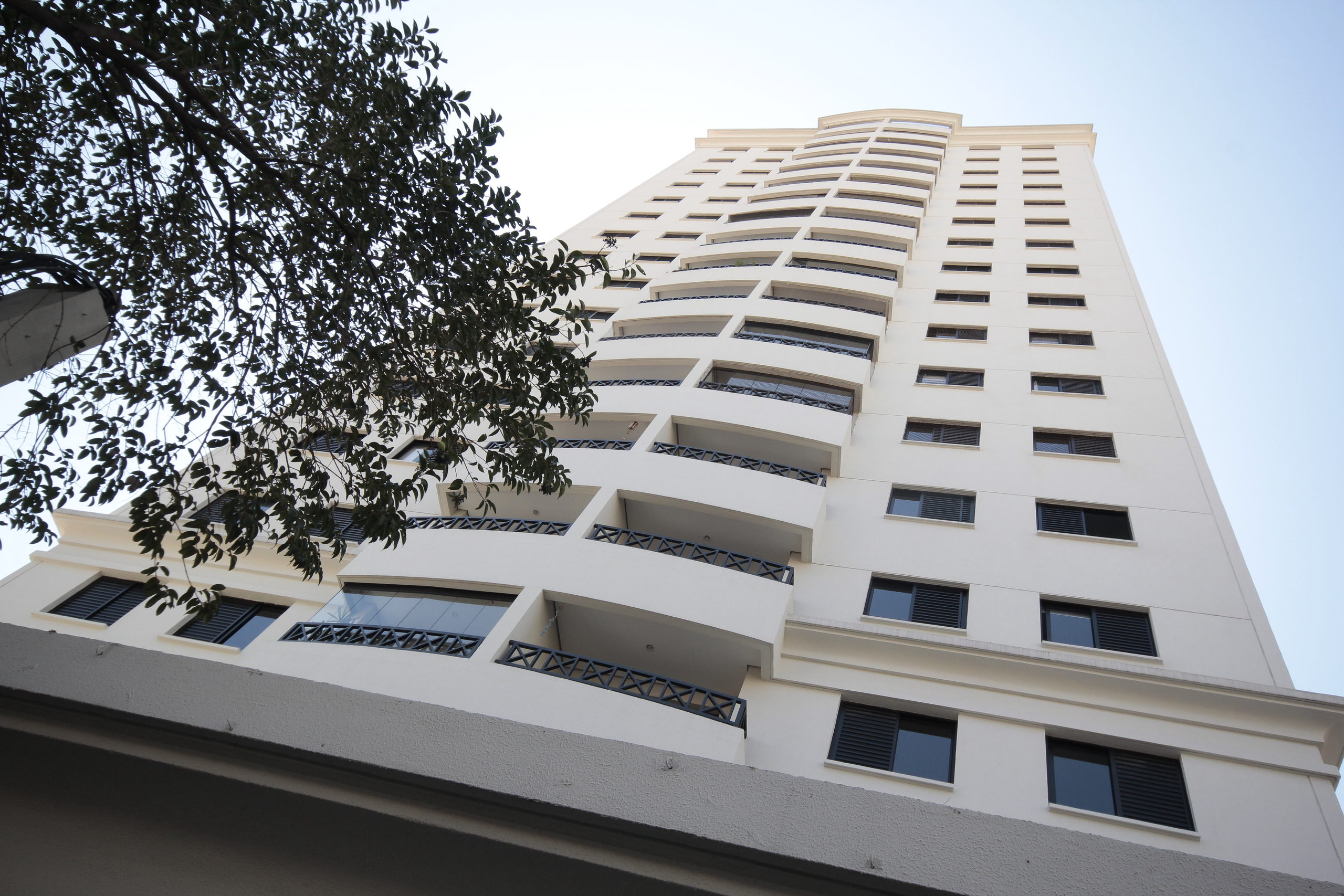 Fachada do Via Ápia entre árvores, empreendimento da Cordoba na Vila Romana, São Paulo