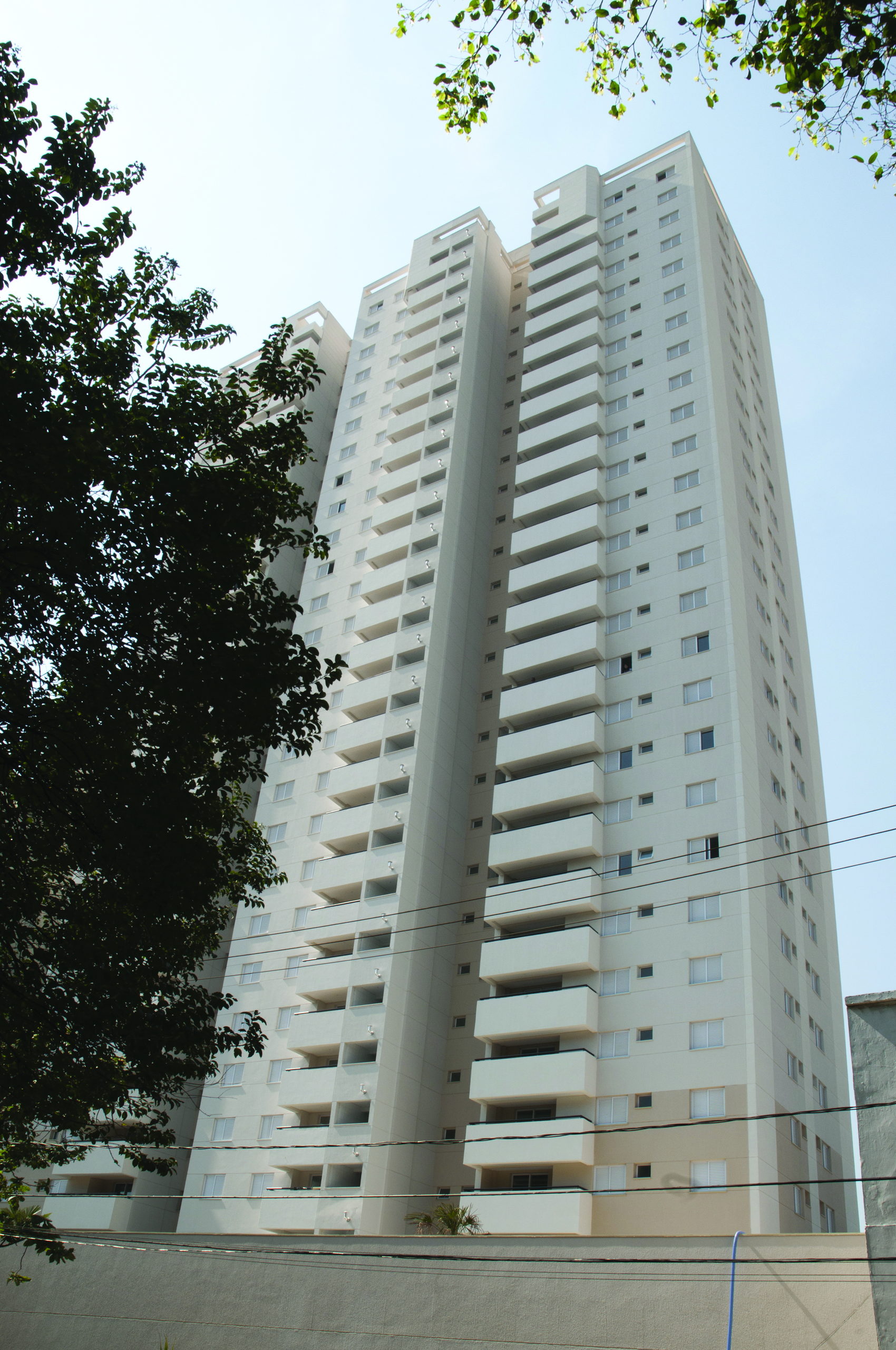 Fachada do Expression, torre branca com varandas em toda a altura, empreendimento da Cordoba na Barra Funda, São Paulo