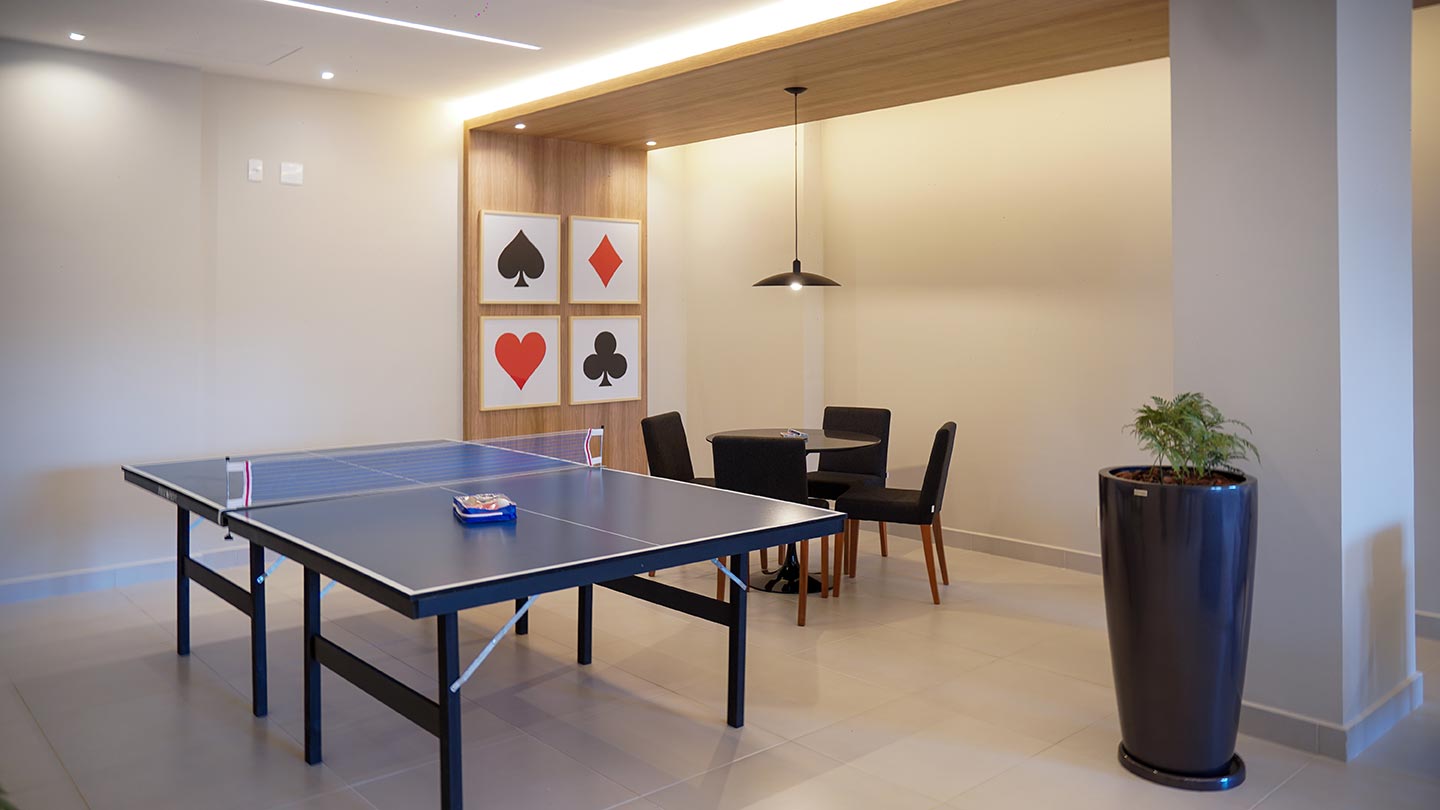Tênis de mesa na sala de jogos do Urbo Vila Prudente