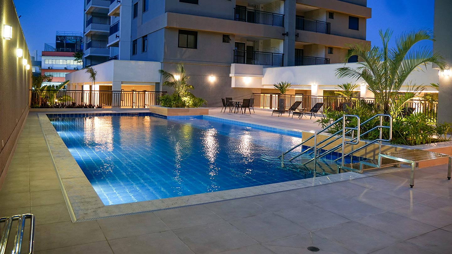 Piscina externa com deck molhado do Urbo Vila Prudente, empreendimento da Cordoba