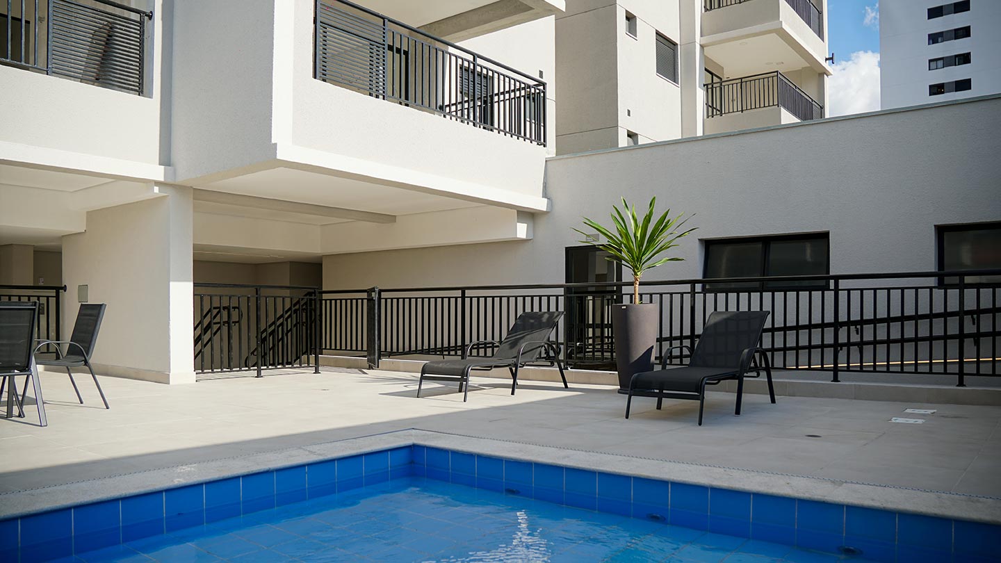 Deck da piscina do Urbo Vila Prudente