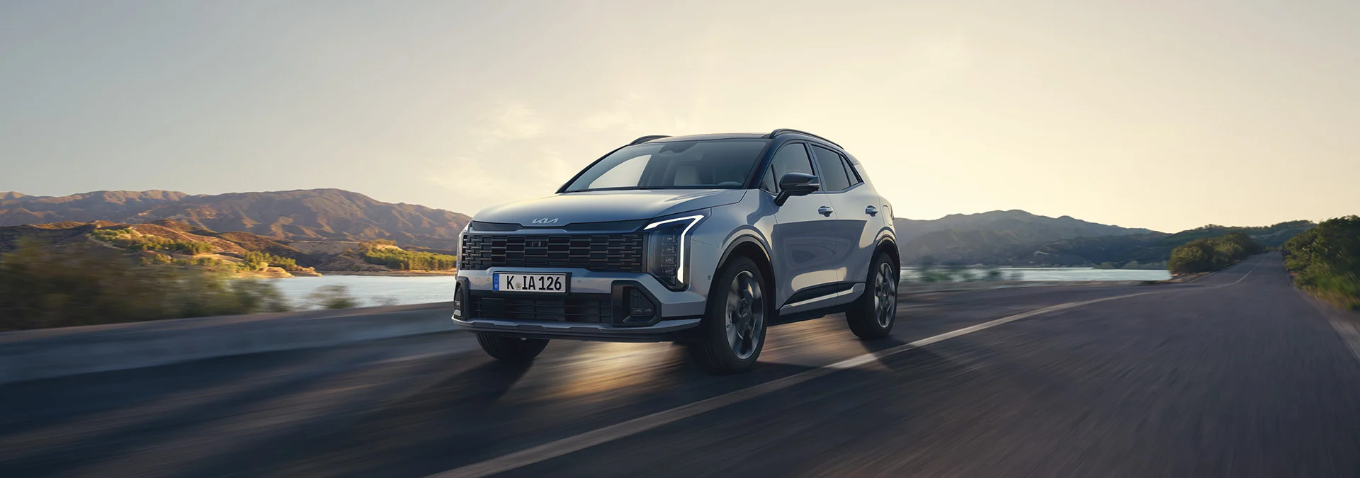 Pogled iz vazduha na dva automobila na raskrsnici sa vidljivim senzorima za detekciju vozila.