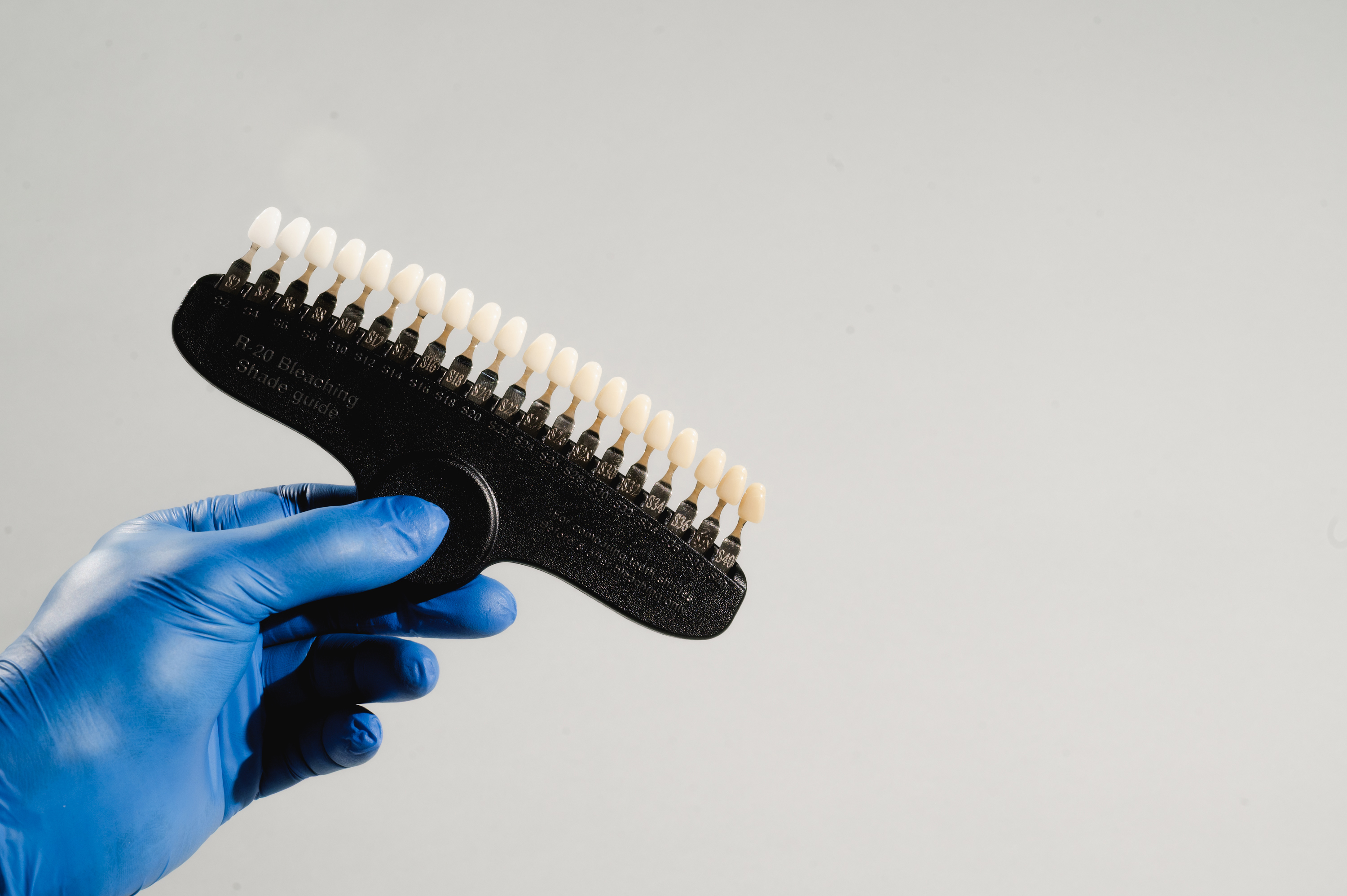 Teeth whitening shade guide
