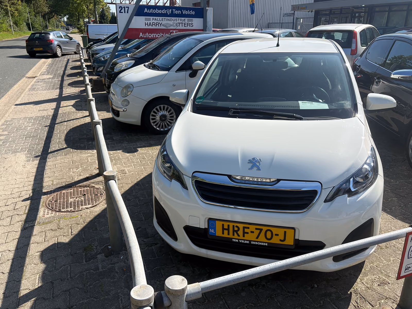 Witte Peugeot occasion op het voorterrein van Autobedrijf Ten Velde in Enschede