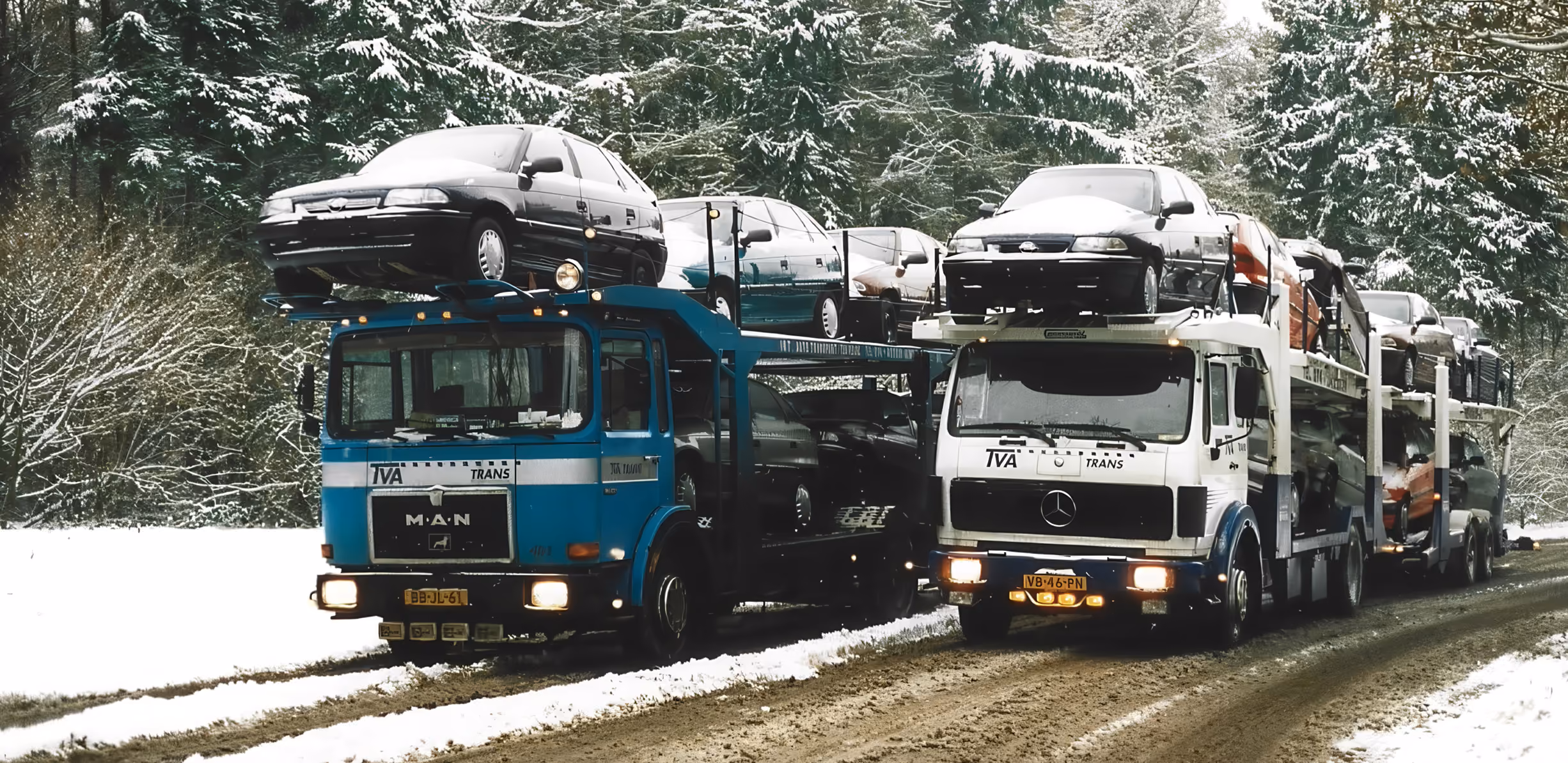 Historische foto van TVA Trans autotransporters met wagenladingen tijdens winterse omstandigheden