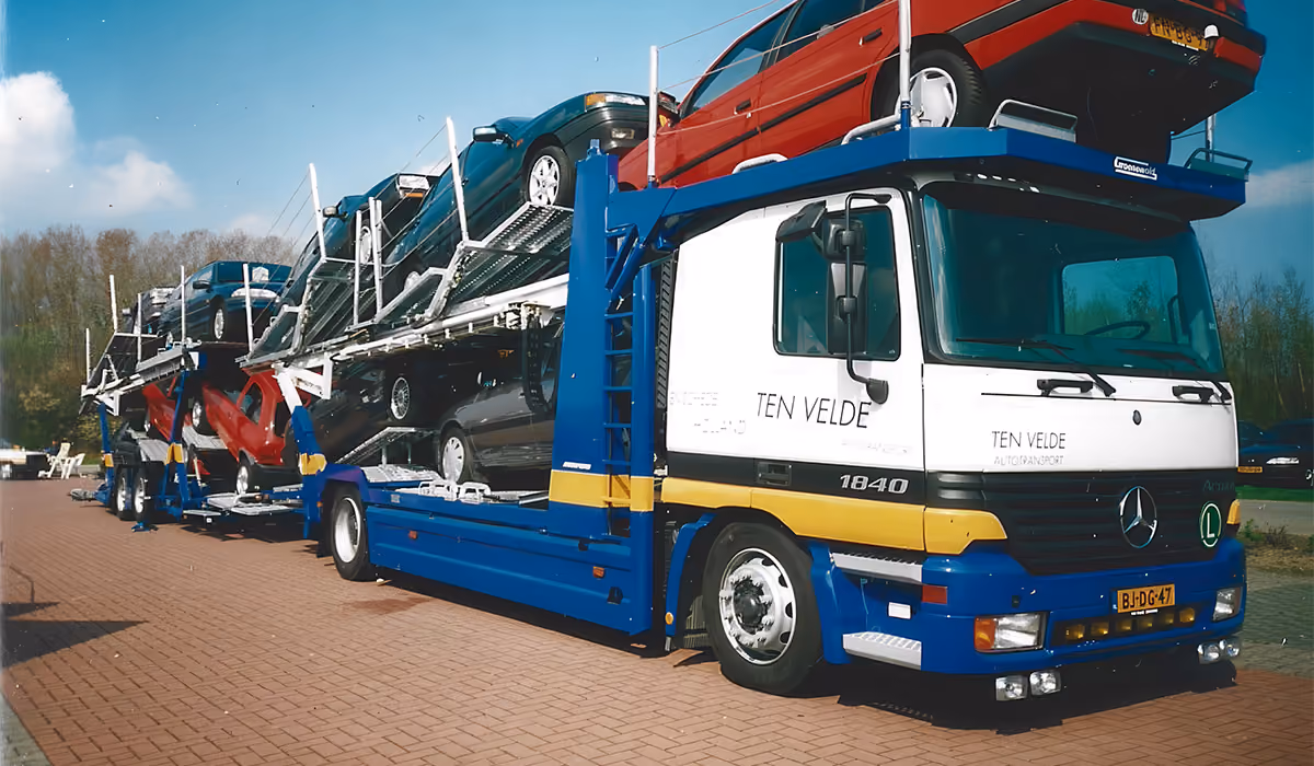 Historische foto van een Ten Velde Autotransport vrachtwagen geladen met auto's
