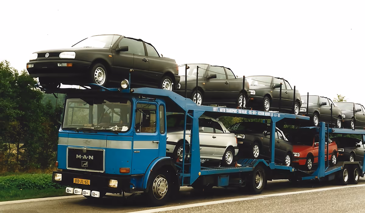 Historische foto van een Ten Velde autotransporter geladen met Volkswagens