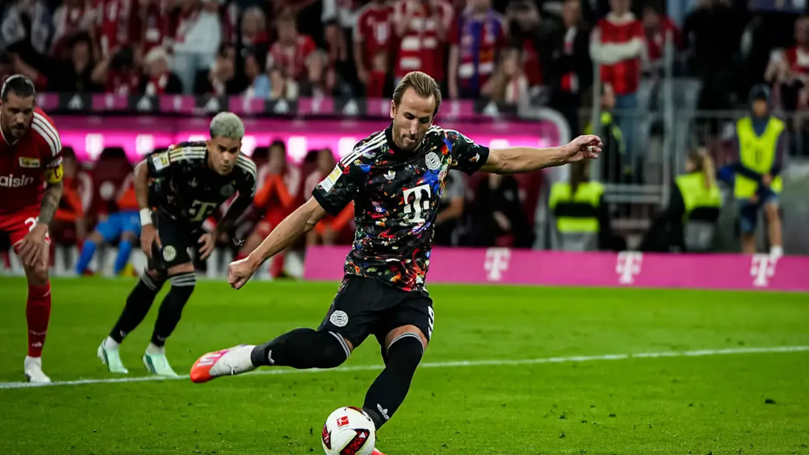 Harry Kane shoots a penalty for Bayern Munich against Union Berlin at the Allianz Arena