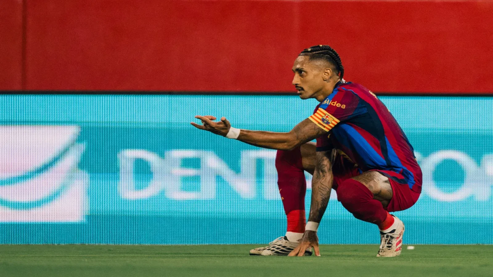 Raphinha celebrates a goal for Barcelona at the Ramón Sánchez-Pizjuán, arms spread, in the away kit