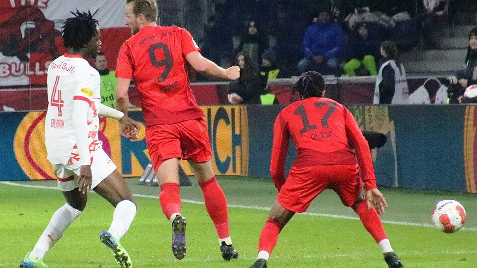Harry Kane wearing Bayern Munich’s red number 9 shirt alongside Michael Olise during a match against Red Bull Salzburg.