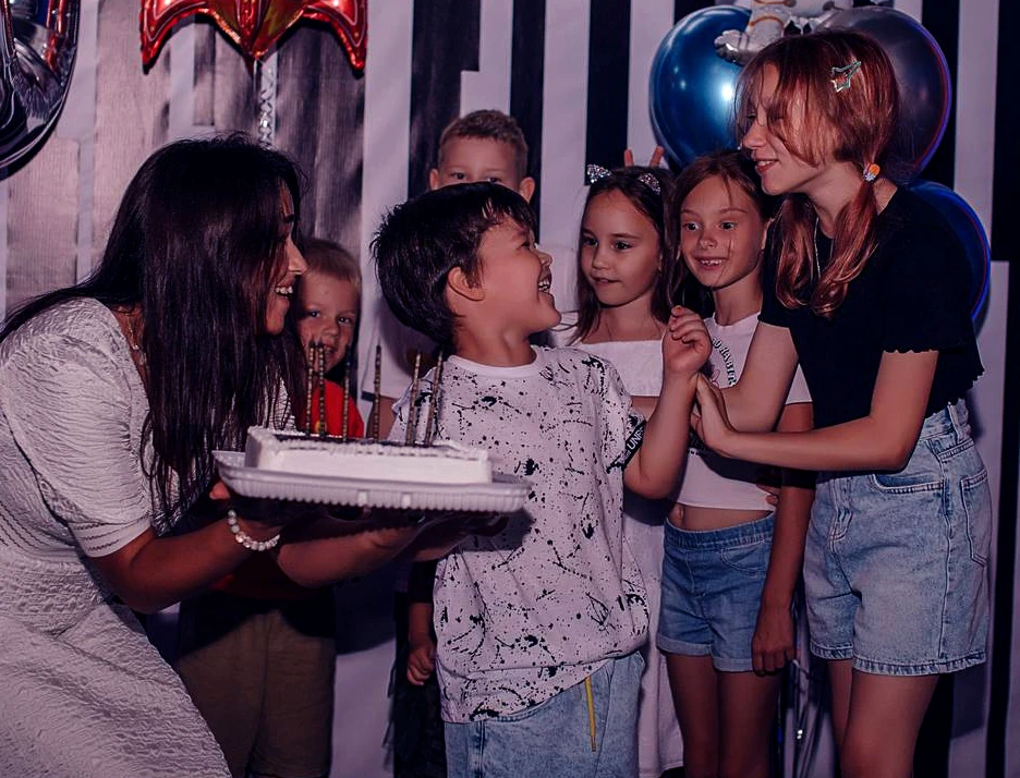 Kids celebrating a VR birthday party in the private arena