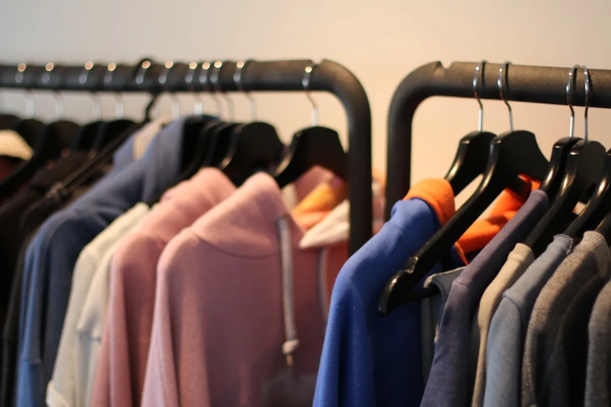 Fertige Hoodies in mehreren Serienfarben auf einer Kleiderstange