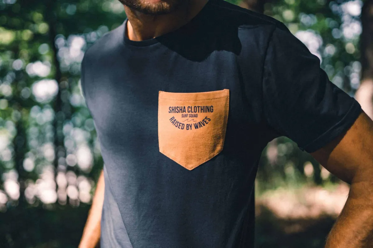 Dunkelblaues Shirt mit aufgenähter Brusttasche aus Leder mit Markenprägung