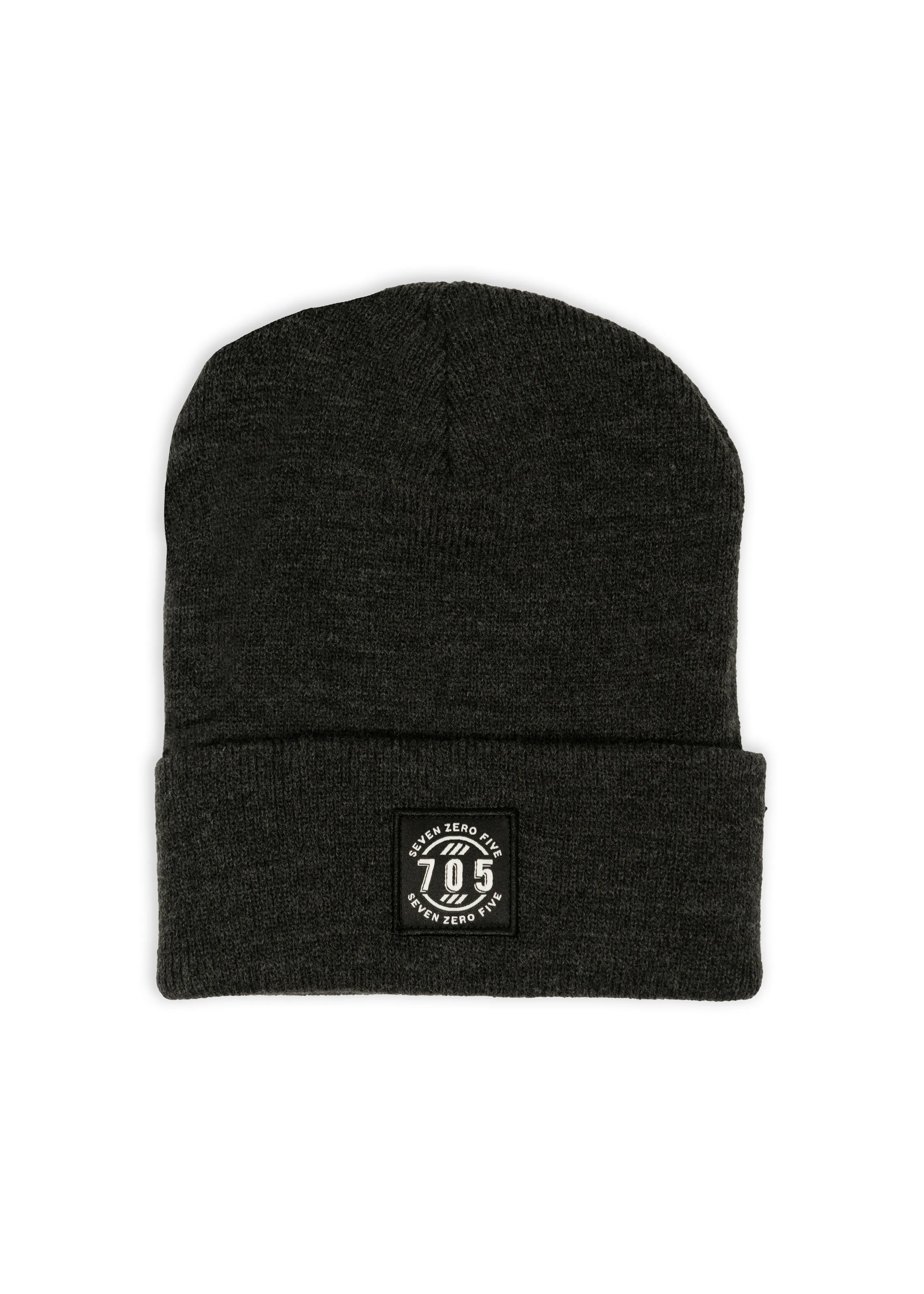 Dunkelgraue Strickmütze mit Umschlag und quadratischem 705-Markenpatch auf weißem Hintergrund.