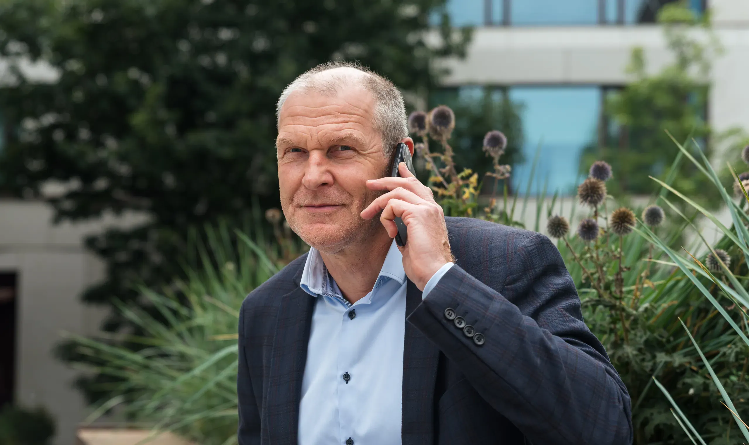 Adwokat Jacek Buss podczas rozmowy telefonicznej z klientem
