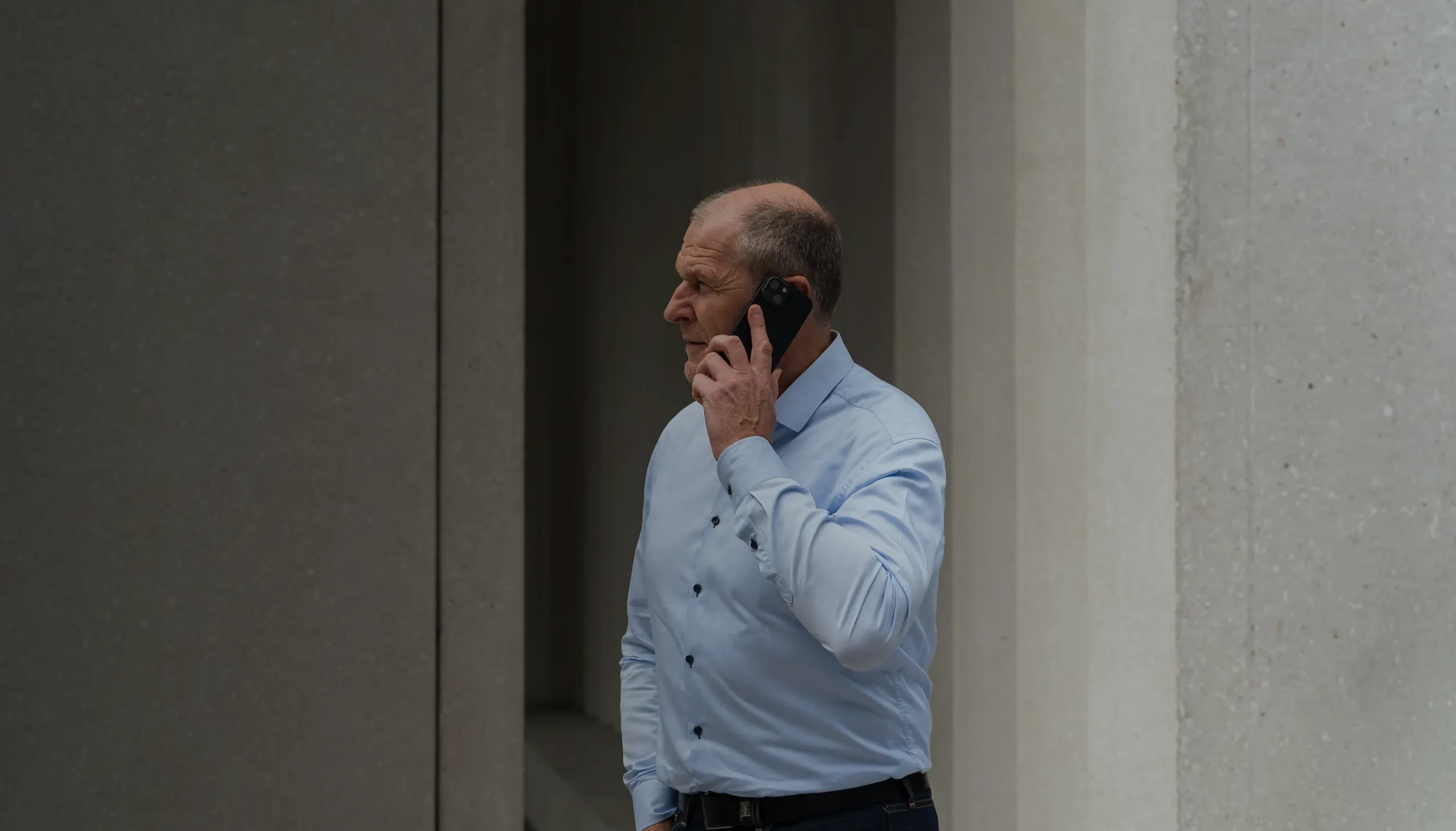 Adwokat Jacek Buss podczas rozmowy telefonicznej